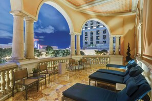 Salas de tratamiento para parejas, un sauna, una bañera de hidromasaje