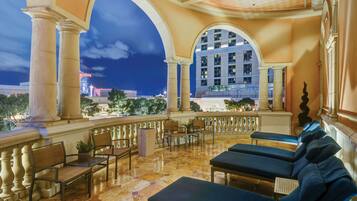 5 bars/lounges, poolside bar