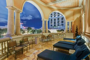 5 bars-salons, bar attenant à la piscine