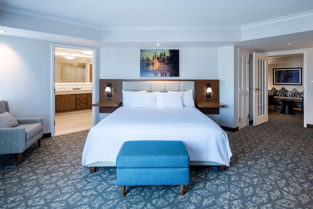 Suite Presidensial, 1 Tempat Tidur King, Bebas Asap Rokok | 1 kamar tidur, seprai premium, brankas, dan meja kerja