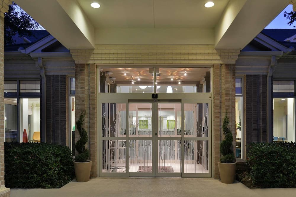 luxury hotels in Addison