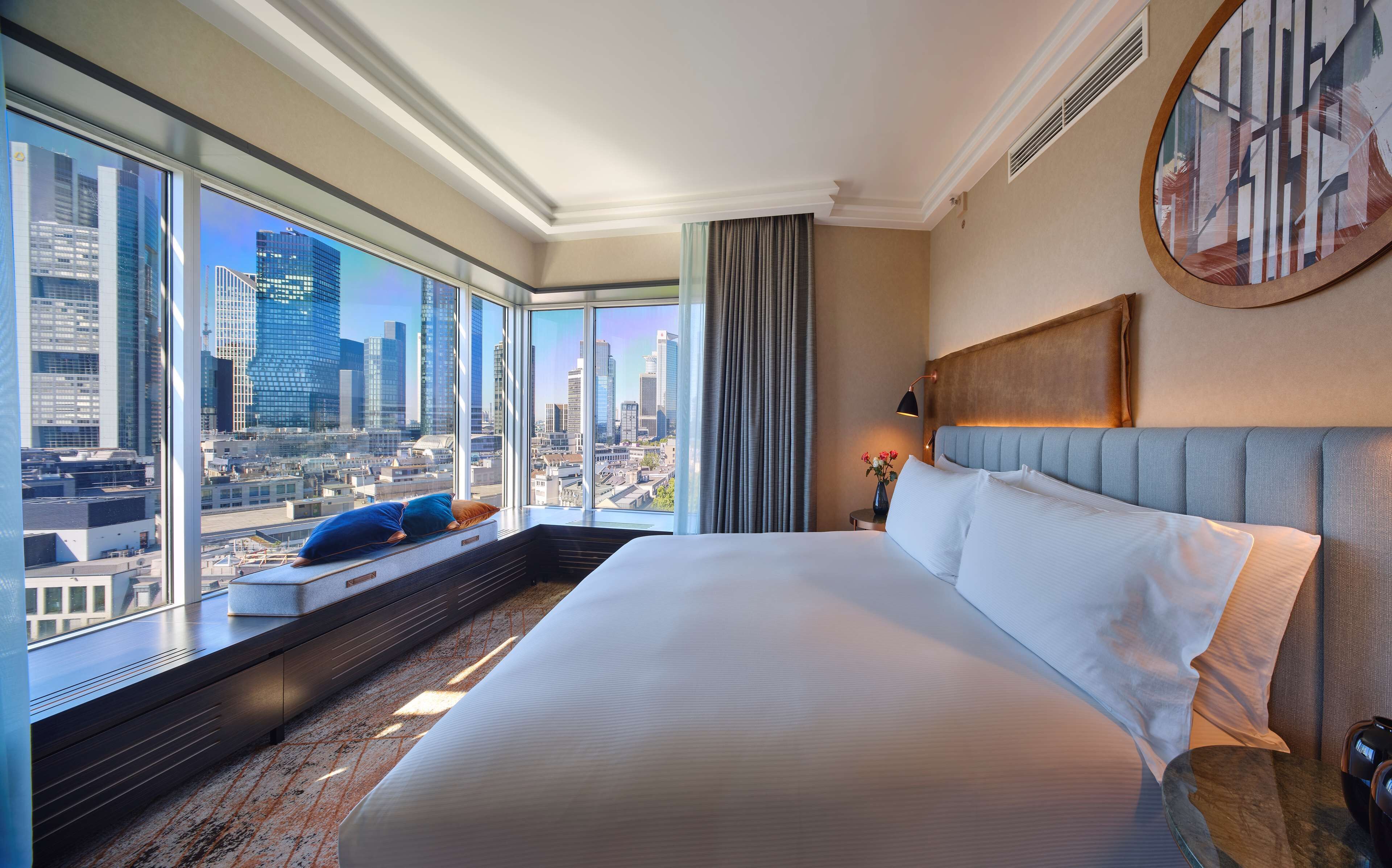 プレジデンシャル スイート キングベッド 1 台 | 高級寝具、羽毛の掛け布団、ミニバー、セーフティボックス (室内)