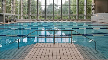 Indoor pool, sun loungers