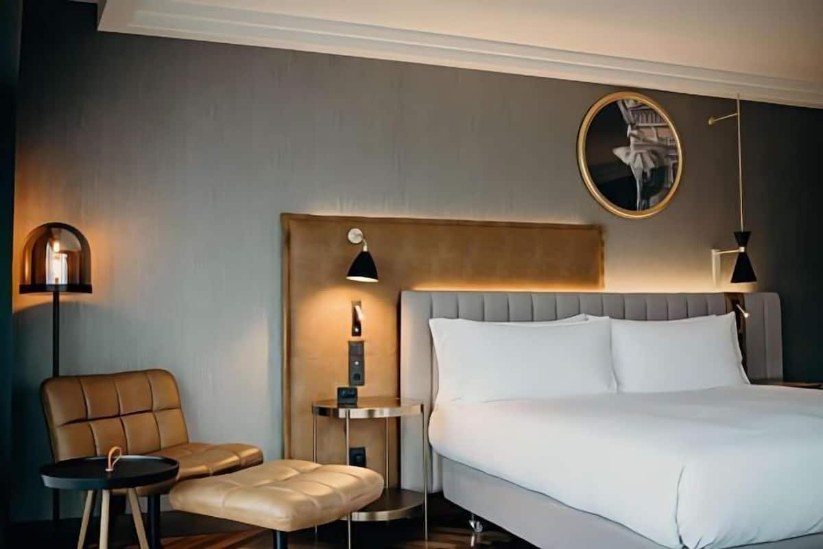 Premium-sengetøj, dundyner, minibar, pengeskab på værelset