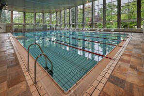 Piscina interna, espreguiçadeiras
