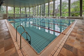 Piscina interna, espreguiçadeiras