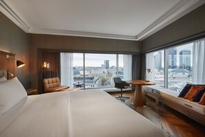 Junior Suite | Premium bedding, down comforters, minibar, in-room safe - Hilton Frankfurt City Centre (Frankfurt)