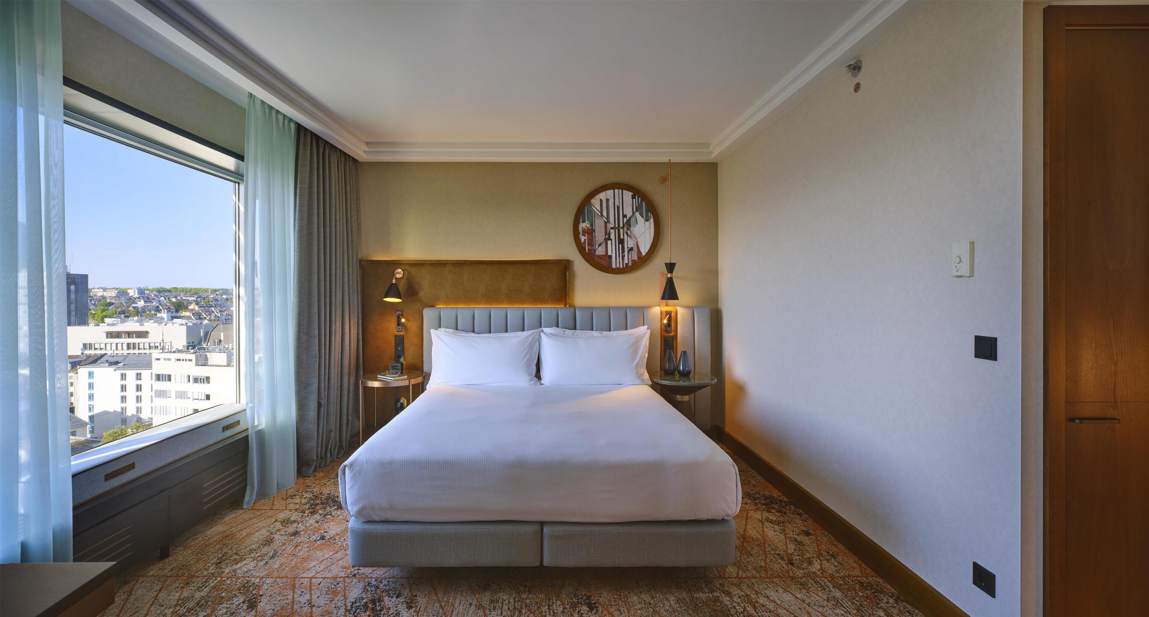 고급 침구, 오리/거위털 이불, 미니바, 객실 내 금고