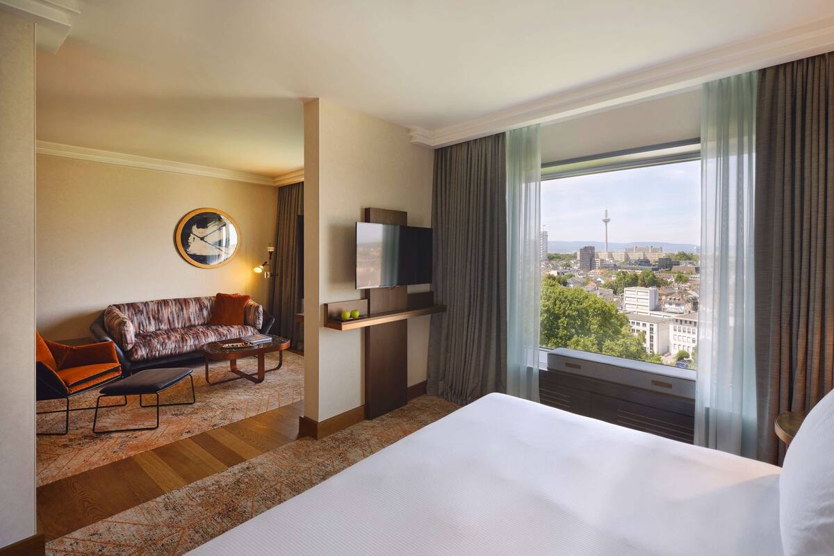 Premium bedding, down duvets, minibar, in-room safe