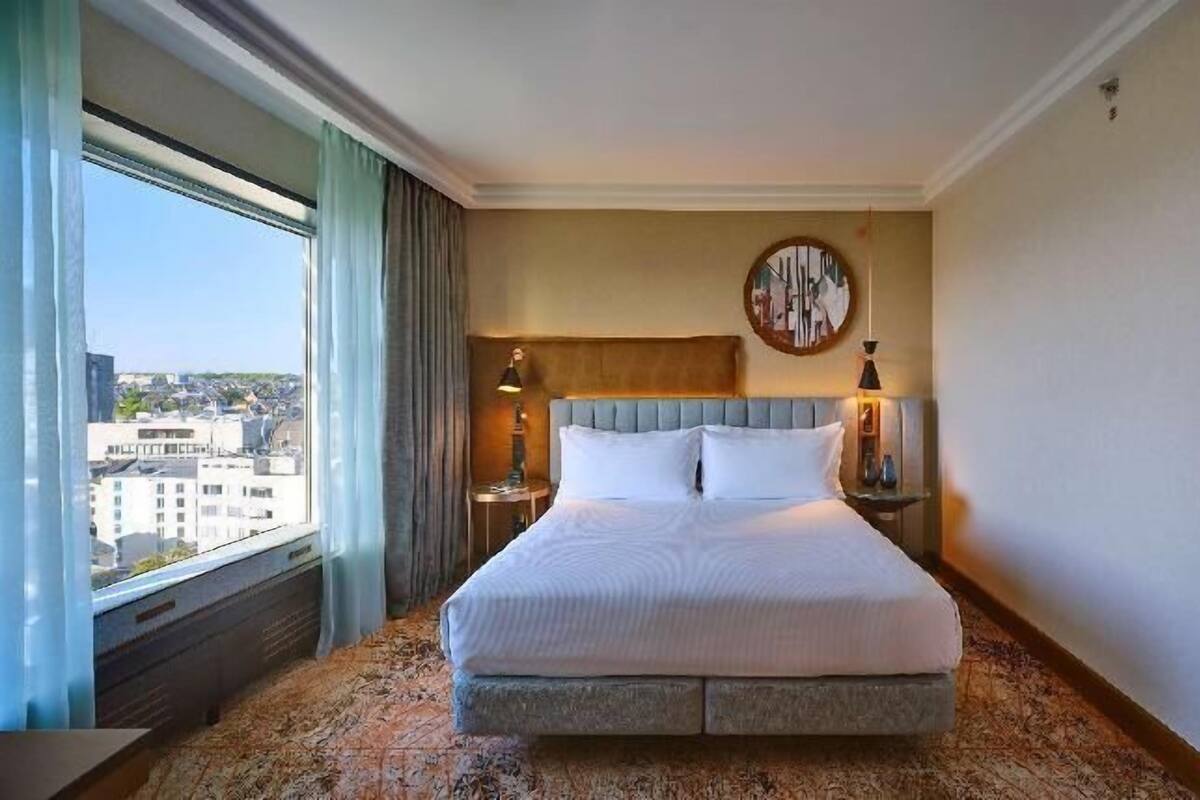 Premium bedding, down duvets, minibar, in-room safe