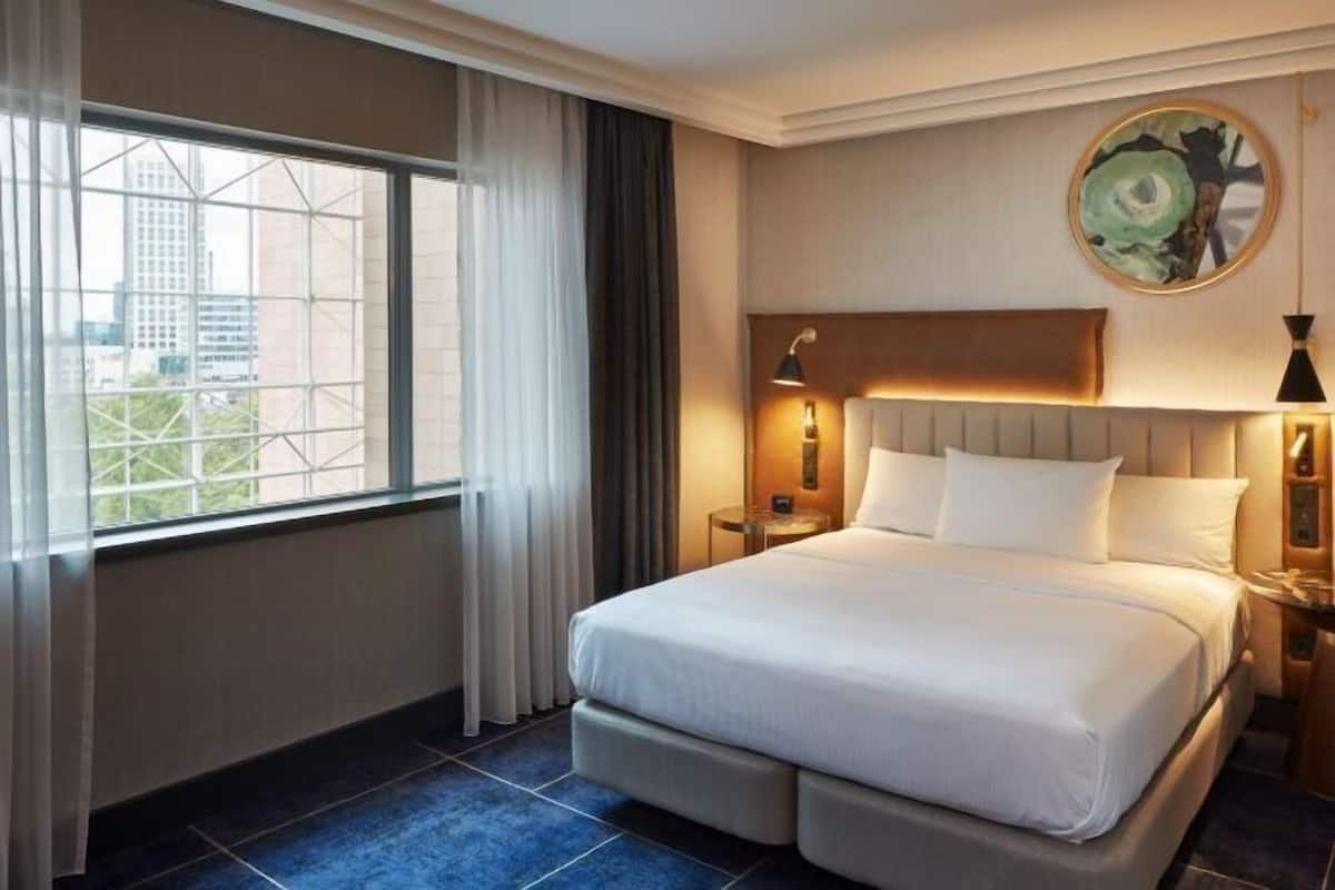 Premium bedding, down comforters, minibar, in-room safe