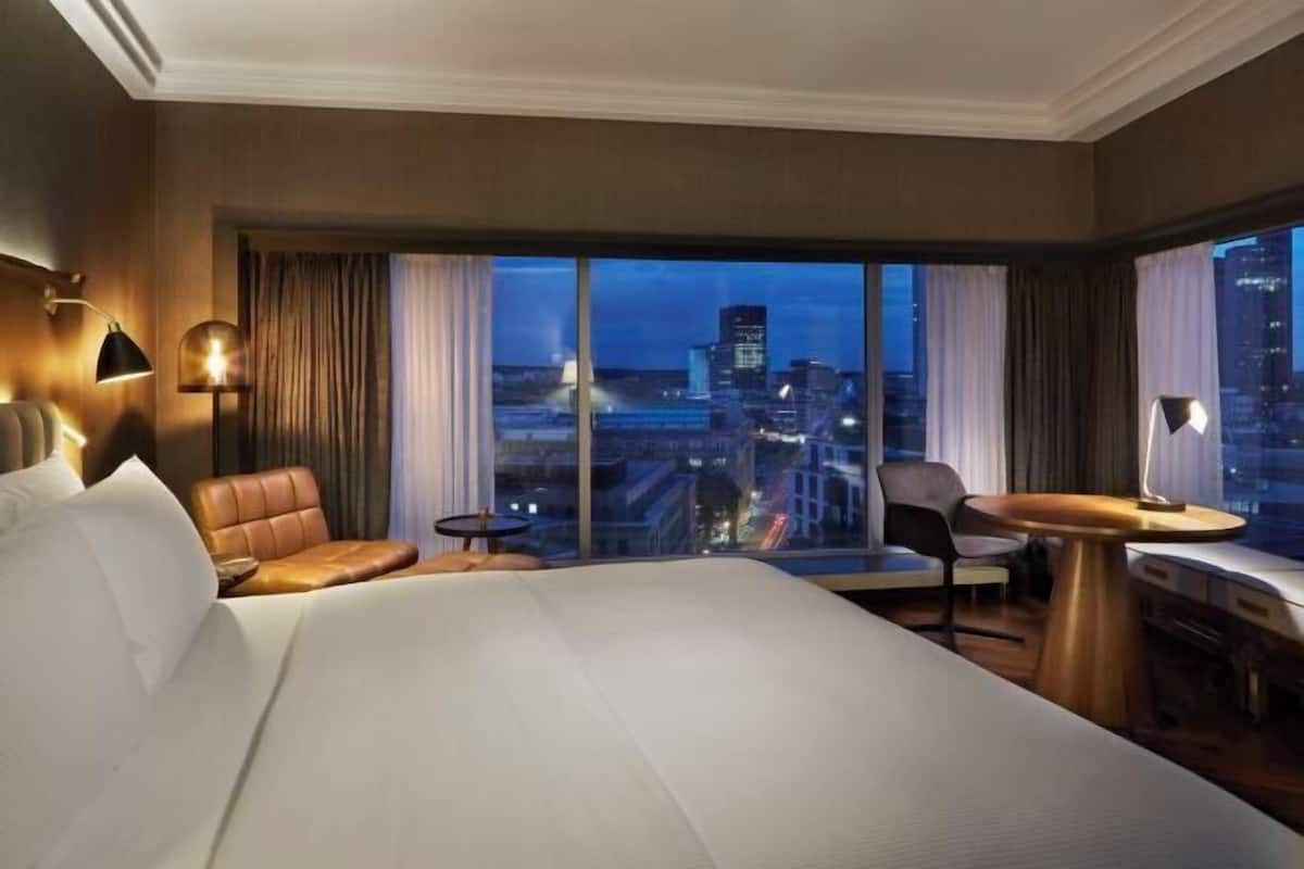 Premium-sengetøj, dundyner, minibar, pengeskab på værelset