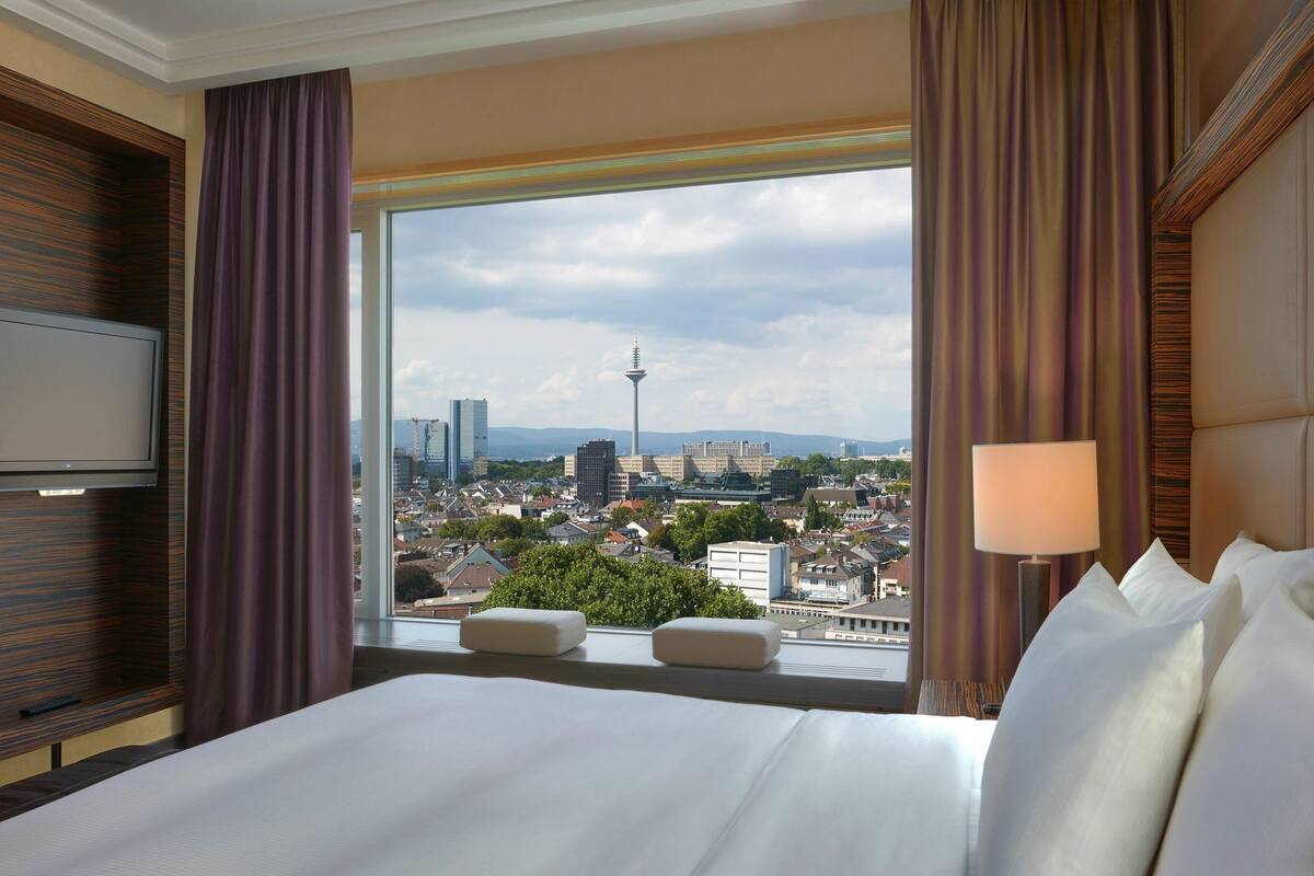 Premium bedding, down comforters, minibar, in-room safe