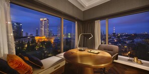 Junior Suite | Living area | LCD TV, MP3 dock - Hilton Frankfurt City Centre (Frankfurt)