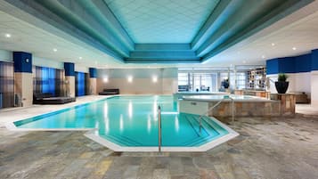 Inomhuspool med öppettider 07.00 till 23.00, och solstolar