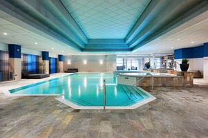 Piscina interna, funciona das 7h às 23h, espreguiçadeiras