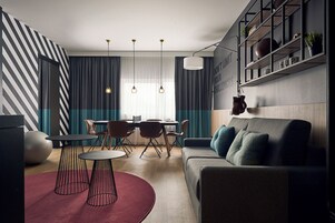 Quarto casal exclusivo | Área de estar | TV de tela plana 32 polegadas com canais via satélite, TV, pebolim