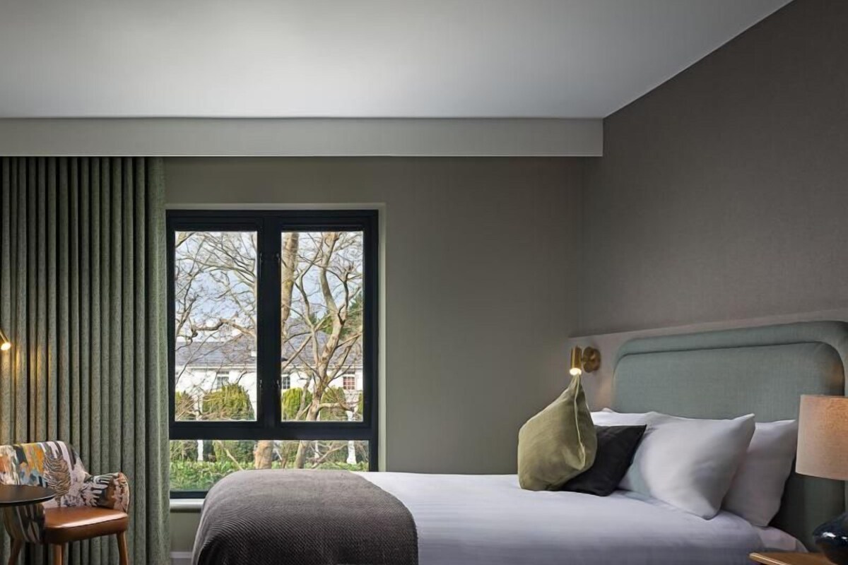 Deluxe Suite | Premium bedding, desk, laptop workspace, WiFi (free)