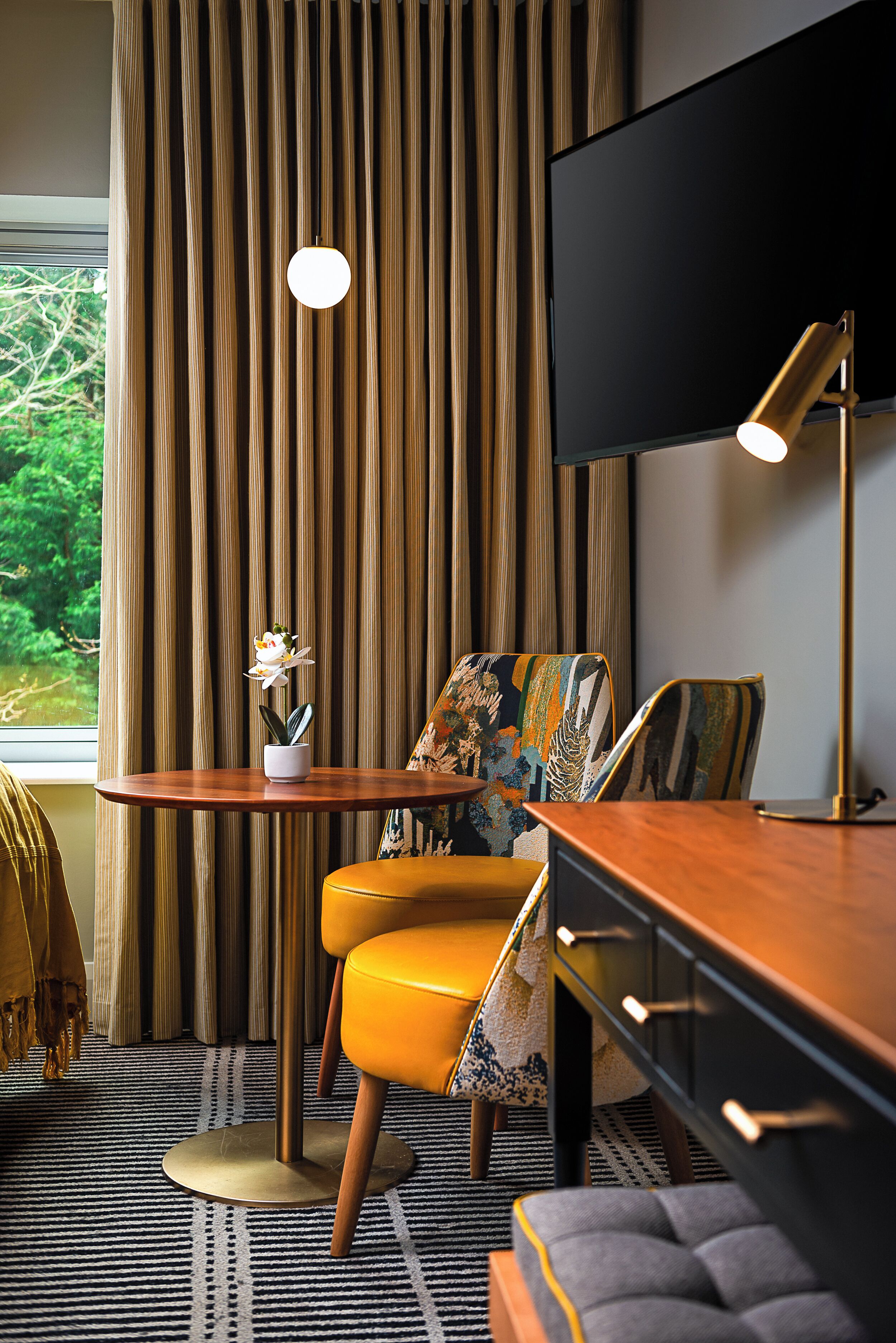 Habitación triple | Ropa de cama de alta calidad y escritorio