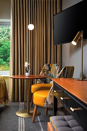 Habitación triple | Ropa de cama de alta calidad y escritorio