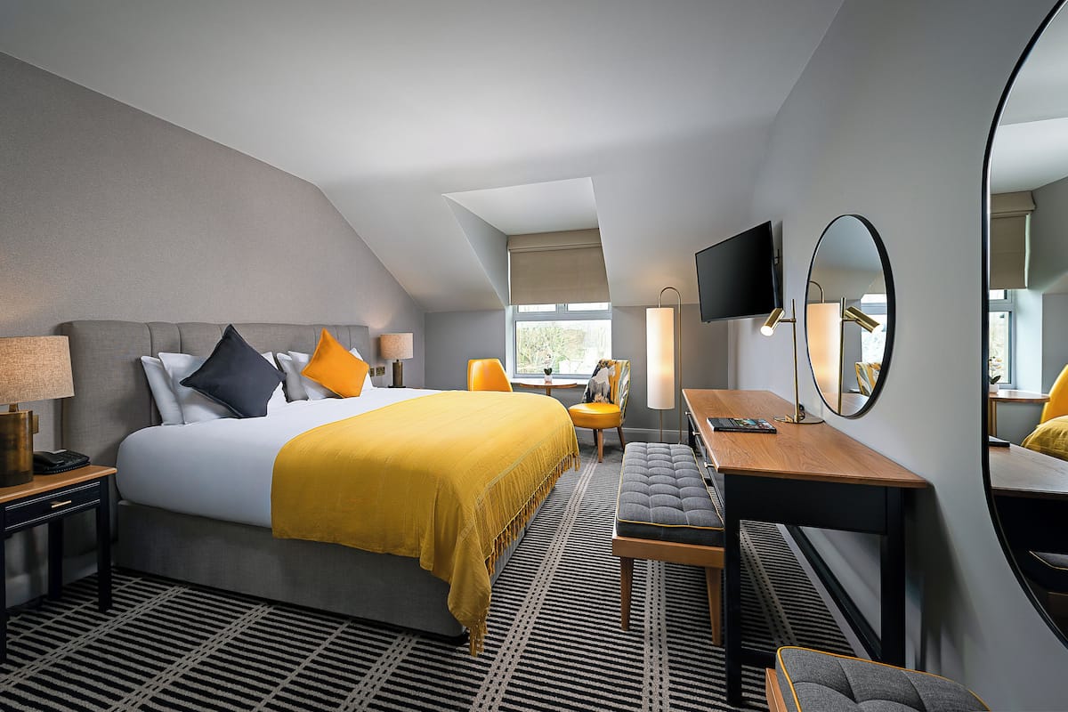Deluxe Super King Room | 高档床上用品、办公桌、笔记本电脑工作区、免费 WiFi