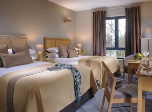 Hypo-allergenic bedding, desk, free WiFi, bed sheets