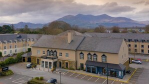 A hotel with a central building and a bar. - Parkavon Hotel (Killarney)