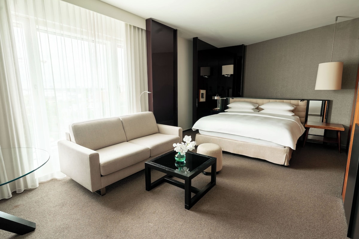 Junior Suite | Premium bedding, down comforters, minibar, in-room safe