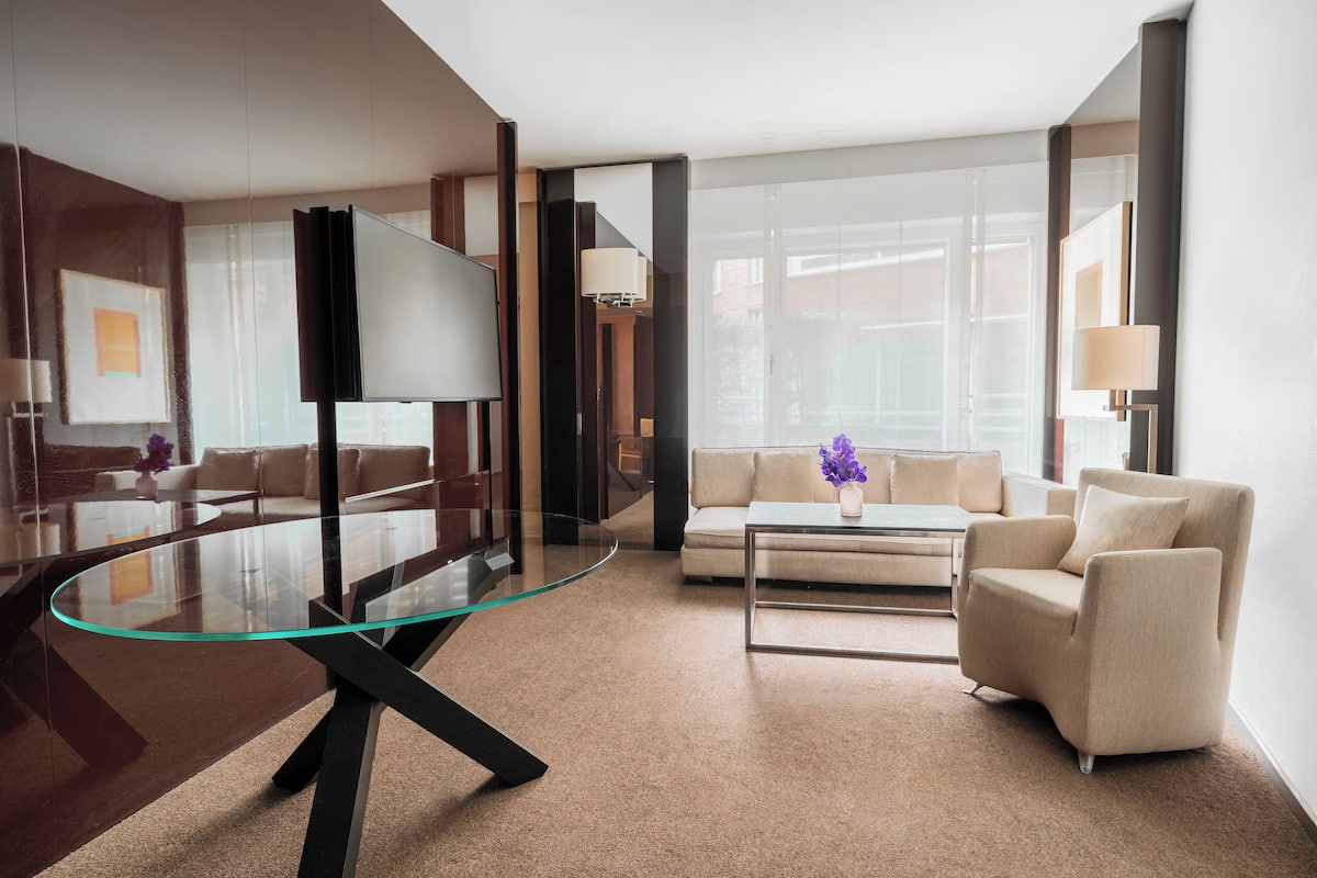 Grand Suite | Living area | Flat-screen TV, pay movies, MP3 dock