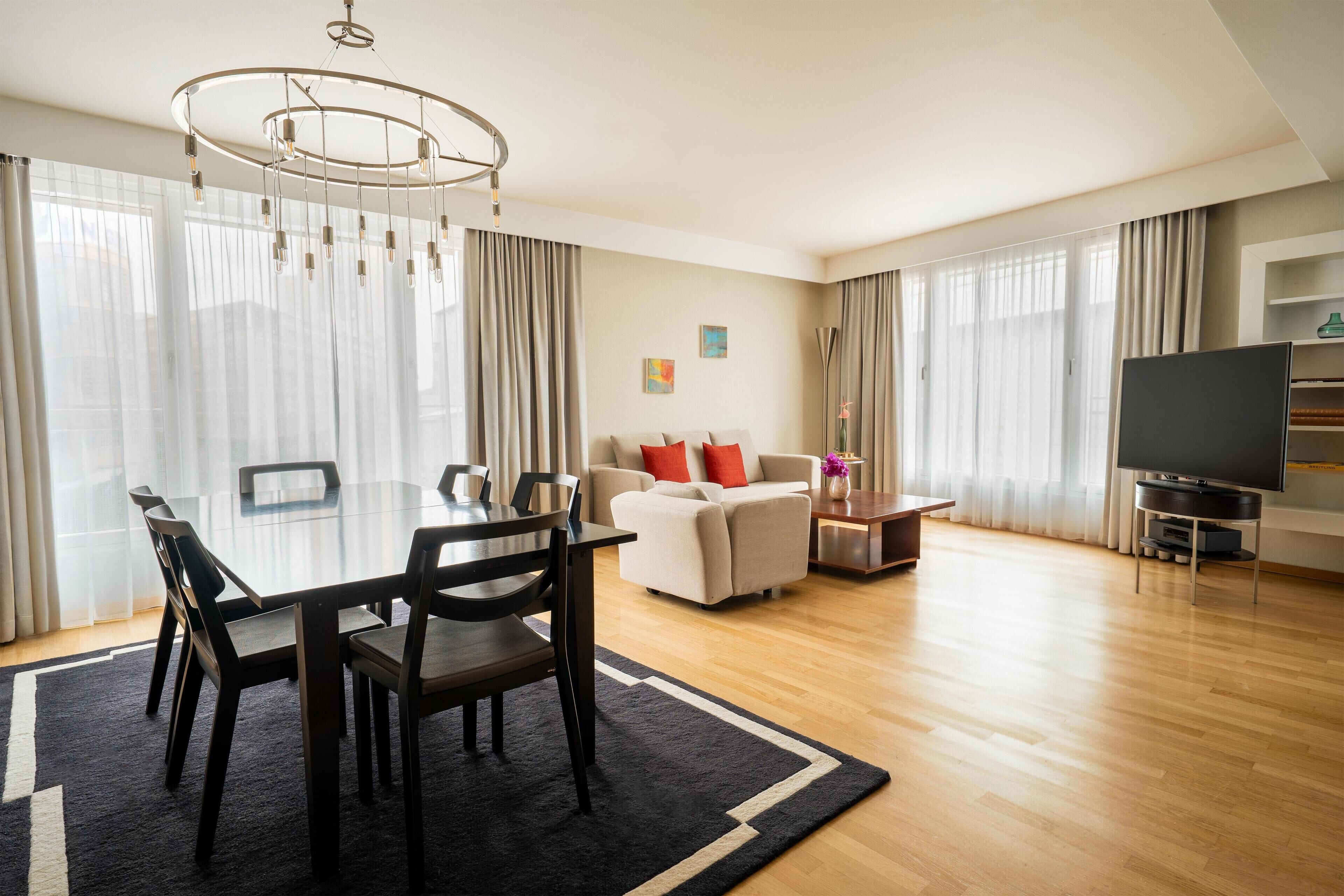 Ropa de cama de alta calidad, cubrecamas y minibar 