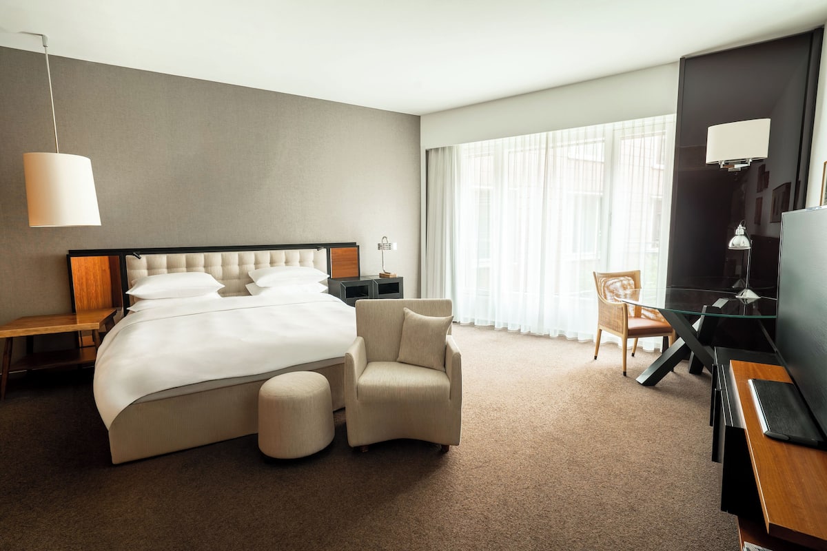 Deluxe Room, 1 King Bed | Premium bedding, down comforters, minibar, in-room safe