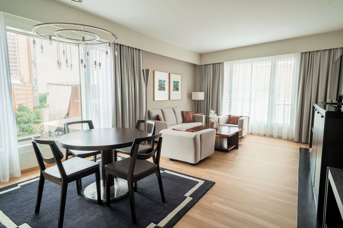 Executive Suite | Living area | Flat-screen TV, pay movies, MP3 dock
