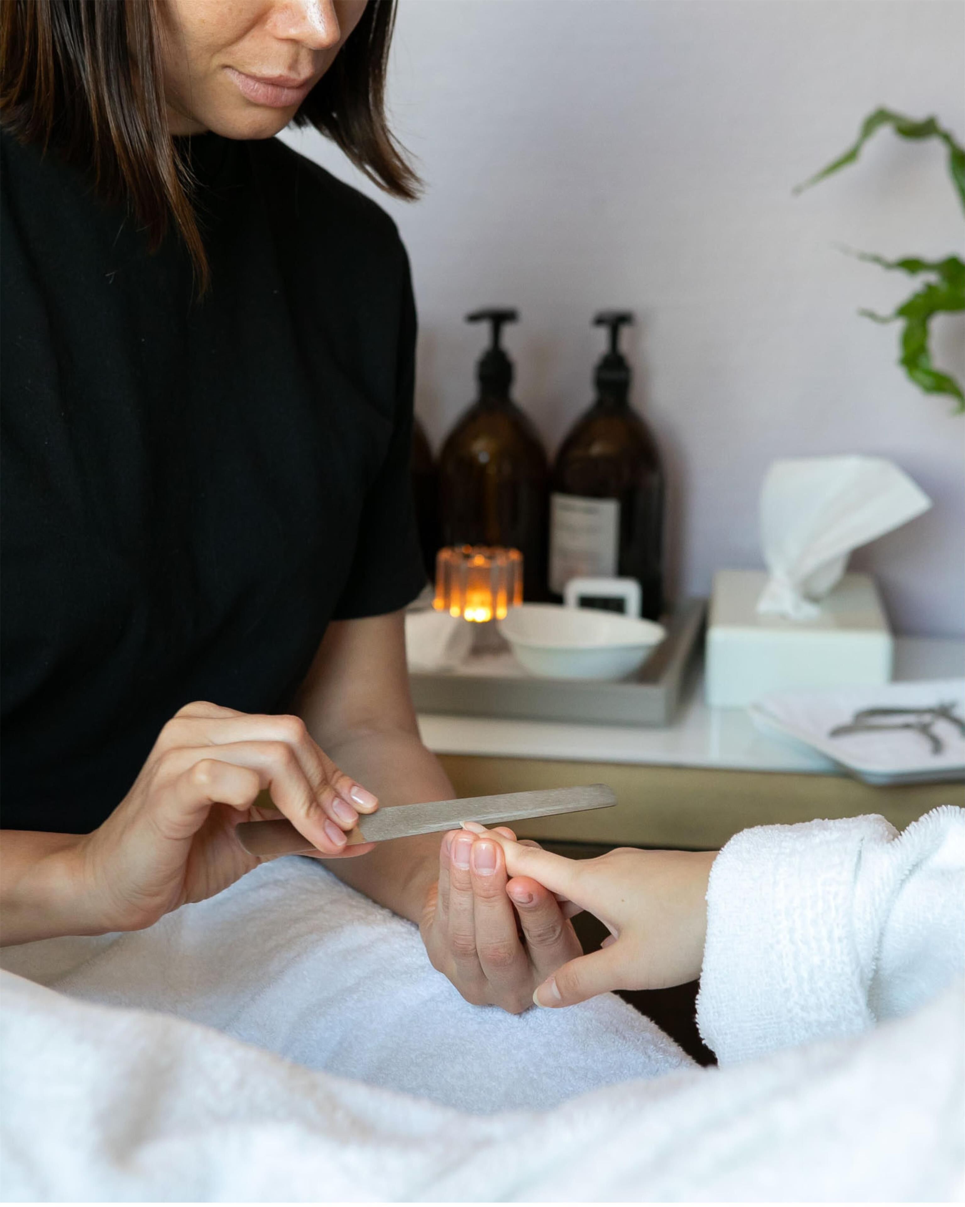 Una persona recibiendo una manicura.