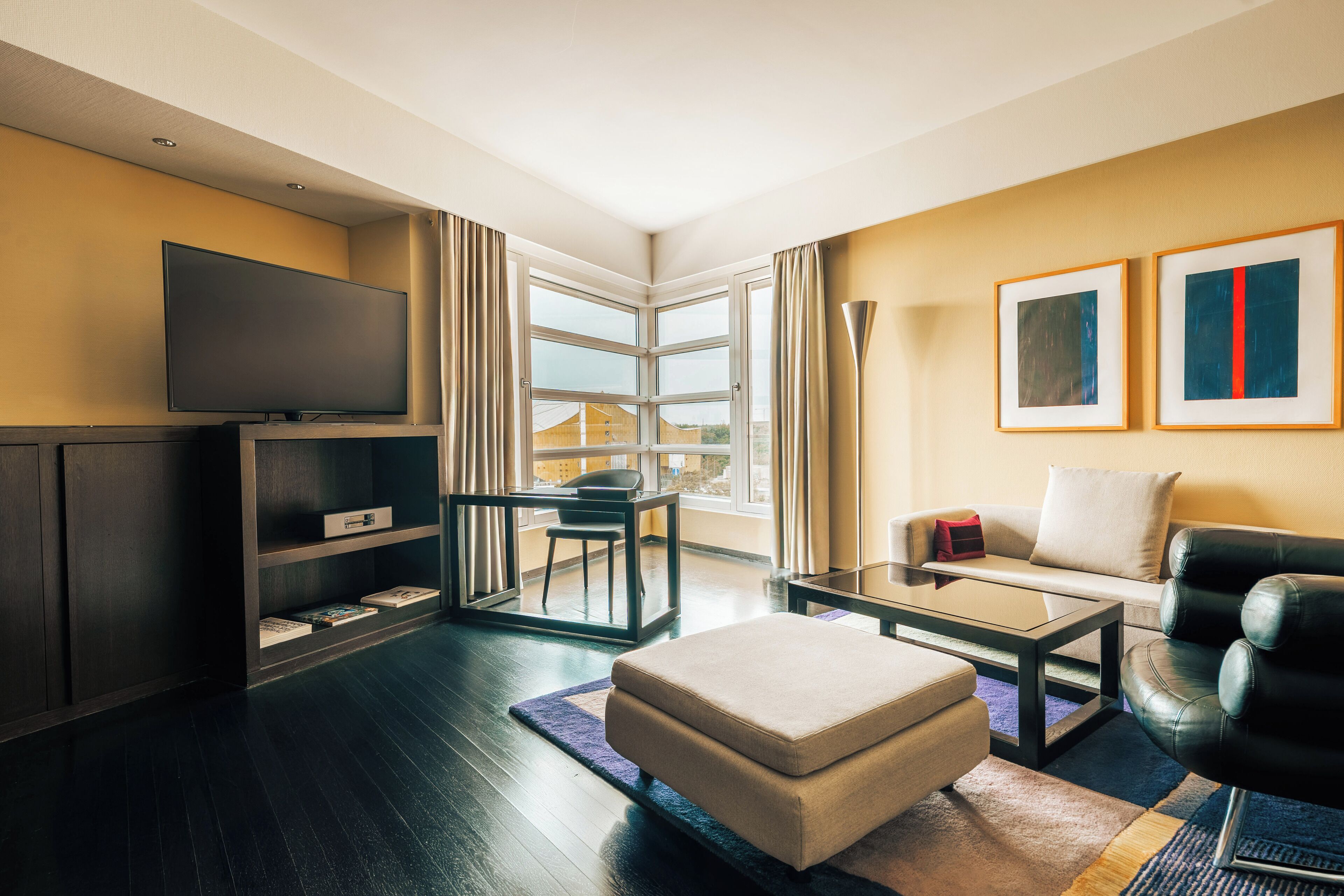 grand suite, city view | living area | flat-screen tv, pay films, mp3 dock