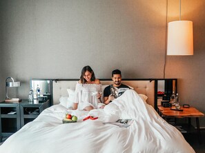 Premium bedding, down comforters, minibar, in-room safe - Grand Hyatt Berlin (Berlin)