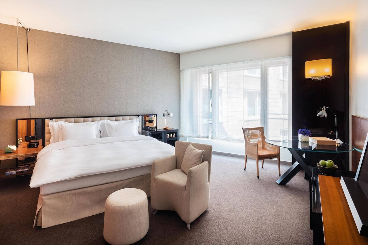 deluxe room, 1 king bed | premium bedding, down duvets, minibar, in-room safe