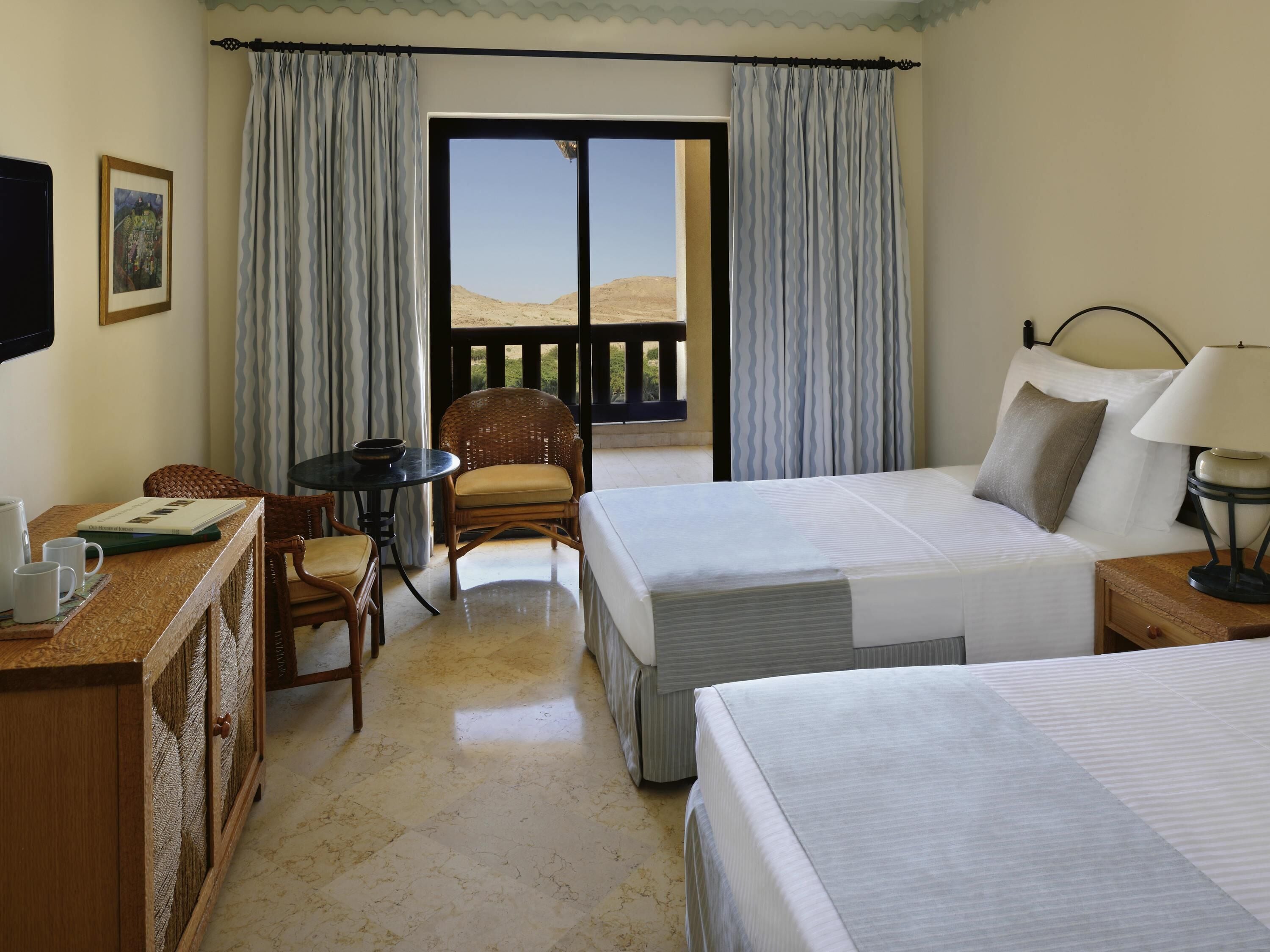 Minibarvarer (inkludert), safe på rommet og skrivebord