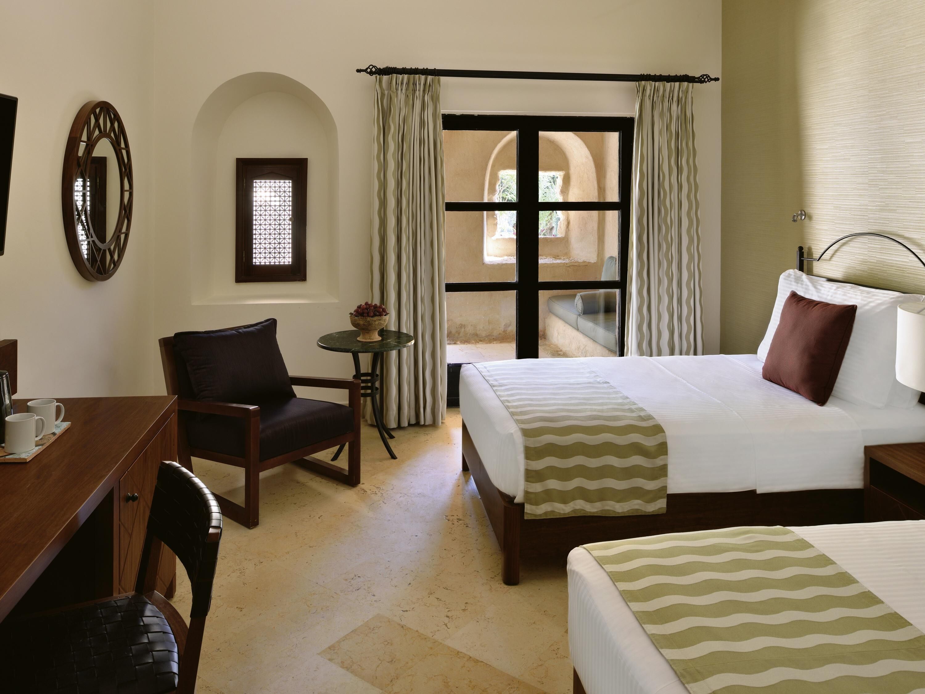 ห้องซูพีเรียทวิน, เตียงเดี่ยว 2 เตียง | มินิบาร์ฟรีบางอย่าง, ตู้นิรภัยในห้องพัก, โต๊ะทำงาน