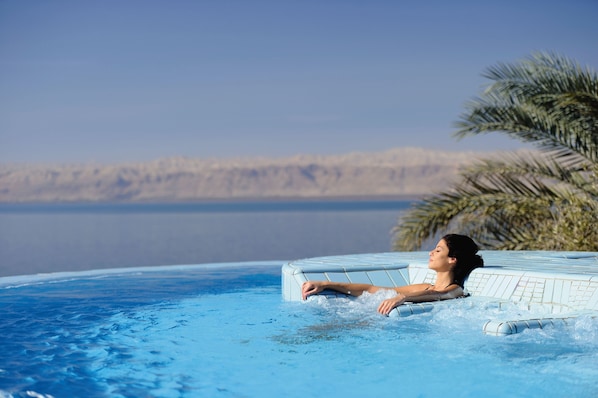 8 piscines extérieures, parasols, chaises longues