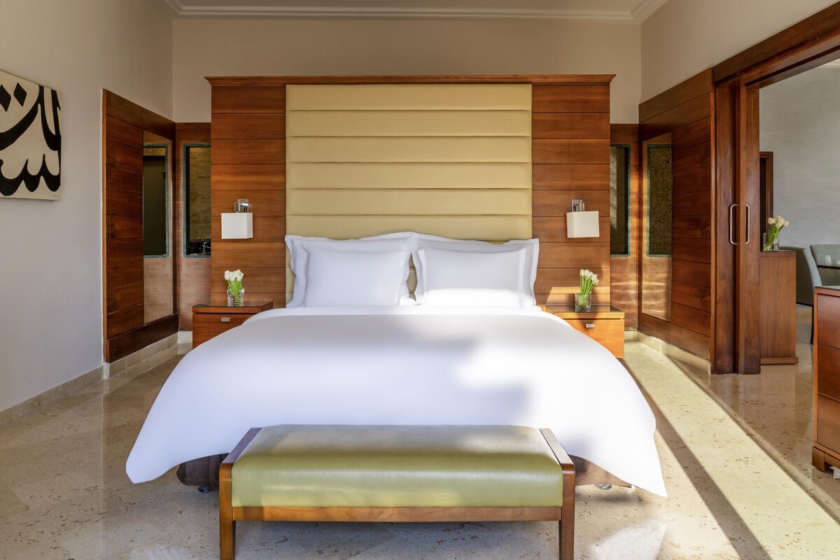 Suite, 1 King Bed, Sea View | Free minibar items, in-room safe, desk, laptop workspace