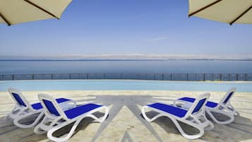 8 piscines extérieures, parasols de plage, chaises longues