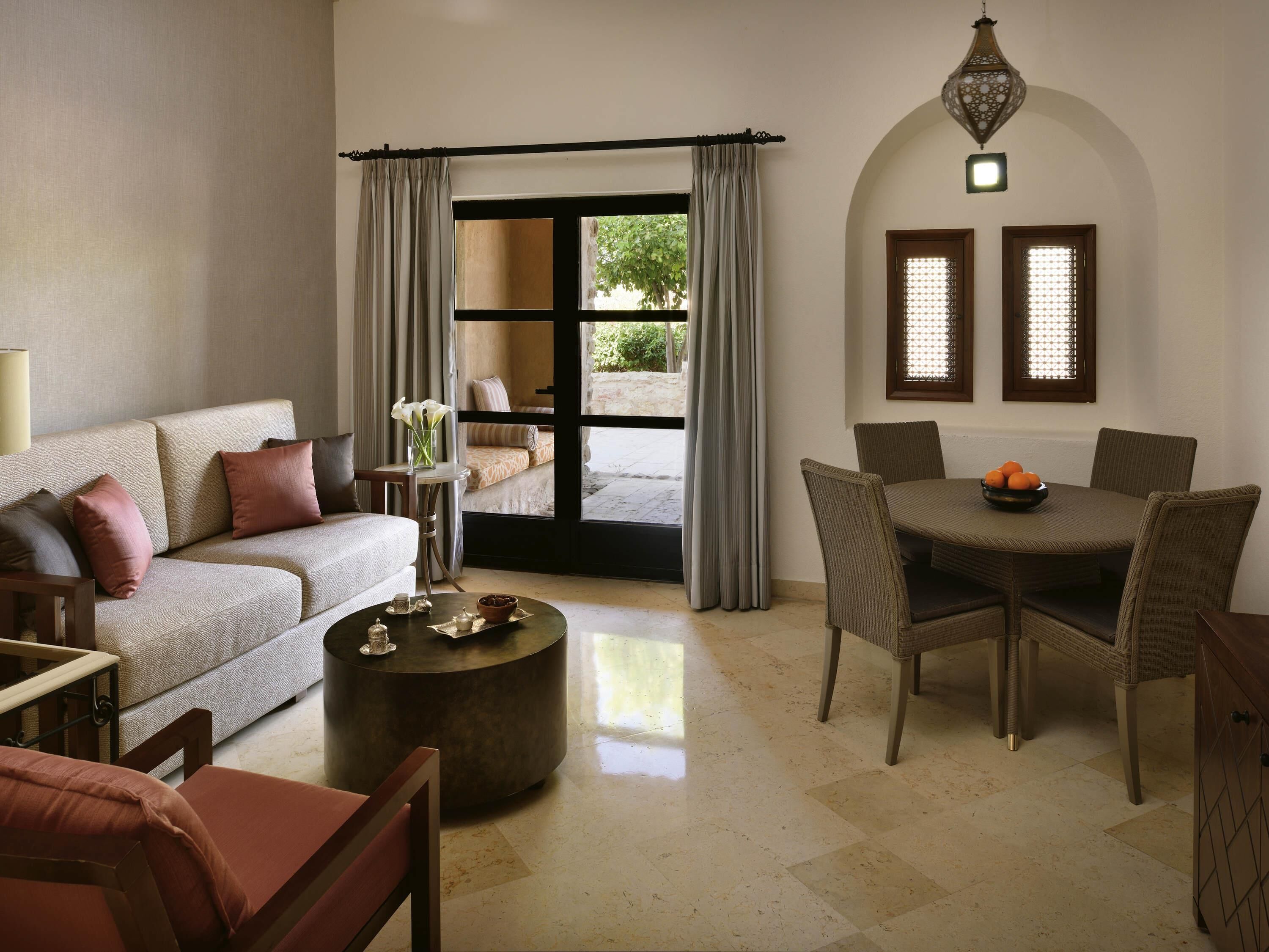 Minibarvarer (inkludert), safe på rommet og skrivebord