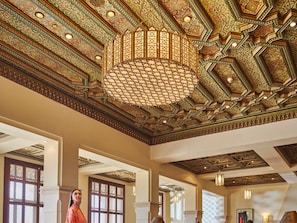 3 bars/lounges, lobby lounge