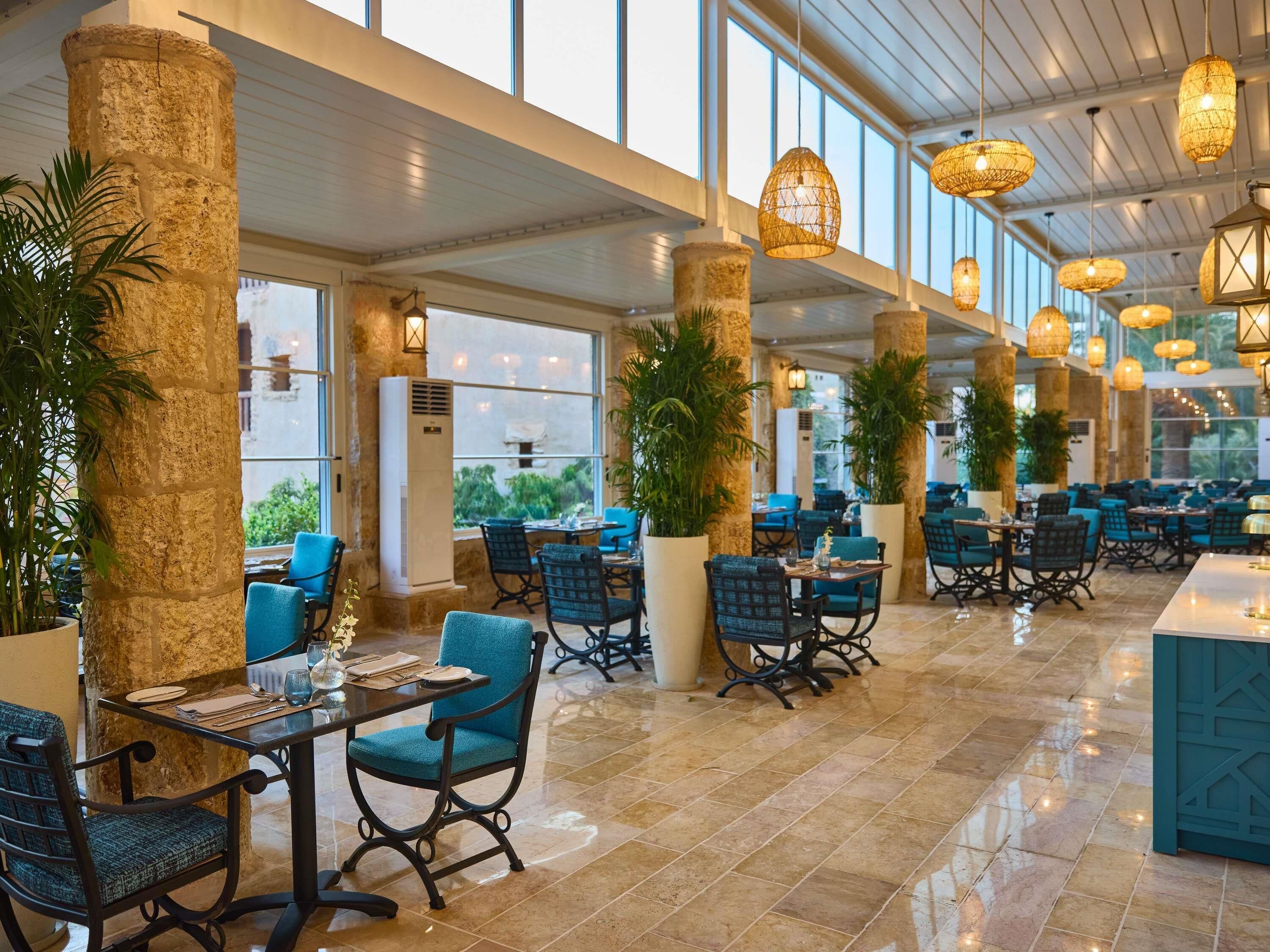 3 restauranter, frokost, lunsj og middag serveres, internasjonale retter