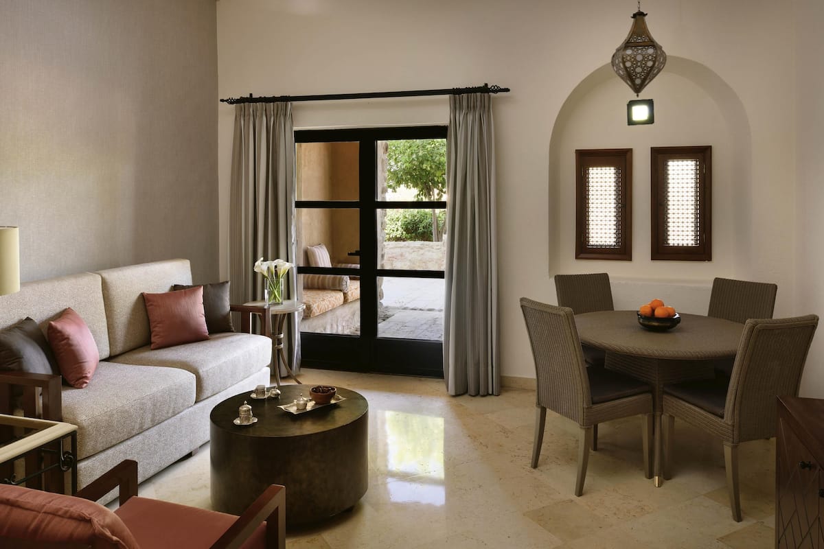 Minibar contenant certains articles gratuits, coffre-fort, bureau