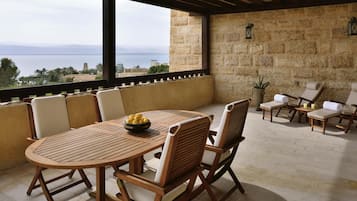 Mini-bar avec articles gratuits, coffres-forts dans les chambres, bureau