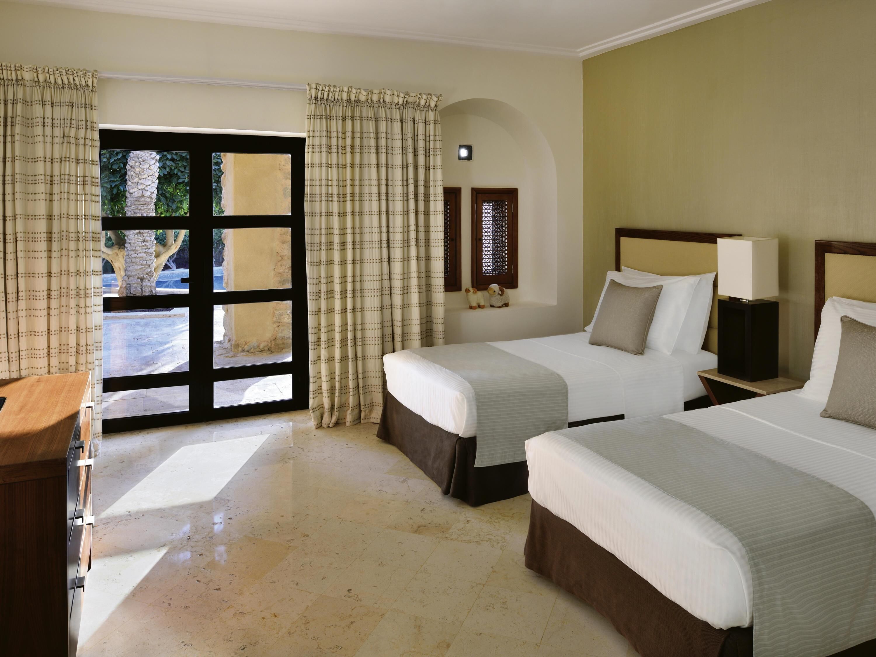 Minibarvarer (inkludert), safe på rommet og skrivebord