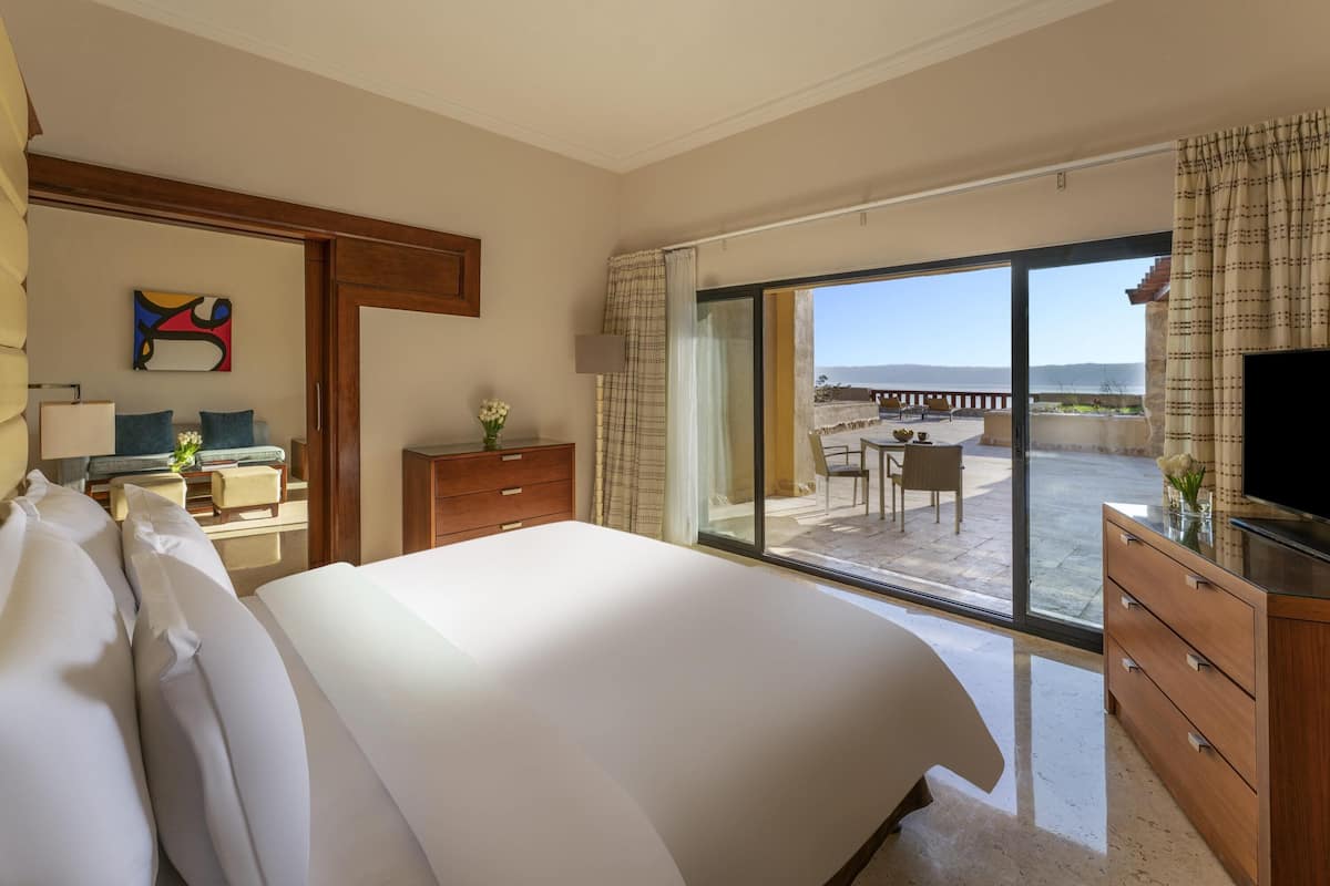 Suite, 1 très grand lit, vue sur la mer | Minibar contenant certains articles gratuits, coffre-fort, bureau