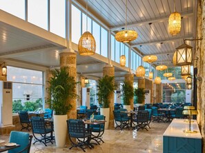 3 restaurants; breakfast, lunch, dinner, and brunch served