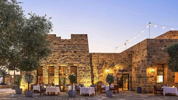 3 restaurants, breakfast, lunch, dinner served; international cuisine